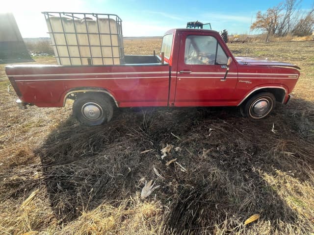 Image of Ford F-100 equipment image 2
