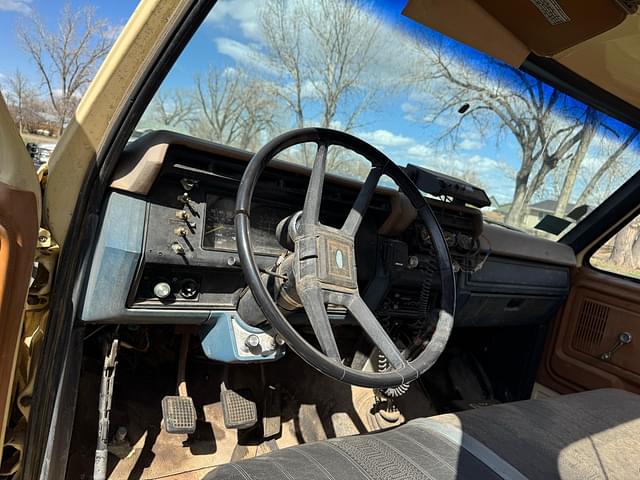Image of Ford F-700 equipment image 2
