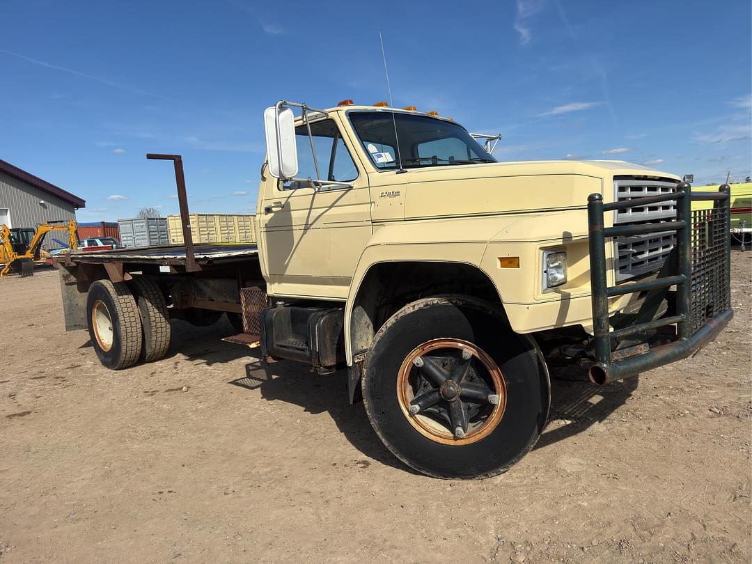 Image of Ford F-700 Primary image