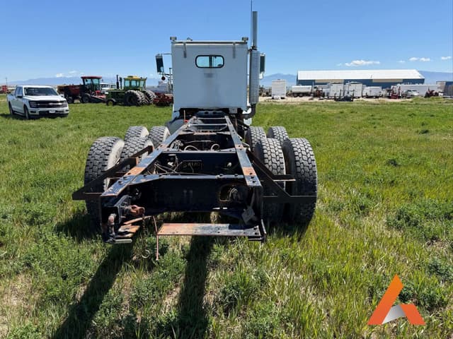Image of Freightliner FLD120 equipment image 3