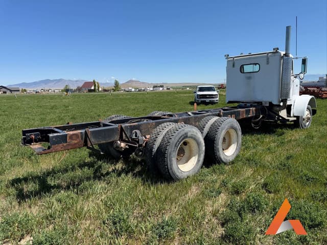 Image of Freightliner FLD120 equipment image 4