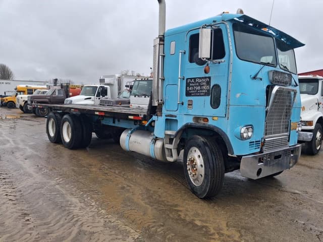 Image of Freightliner FLT104 equipment image 3