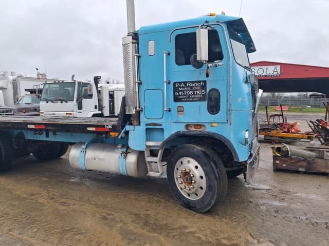 Image of Freightliner FLT104 equipment image 2