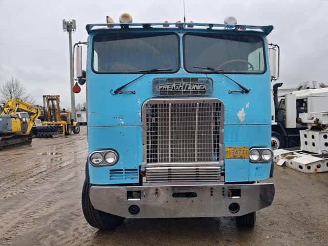 Image of Freightliner FLT104 equipment image 1