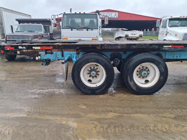 Image of Freightliner FLT104 equipment image 4