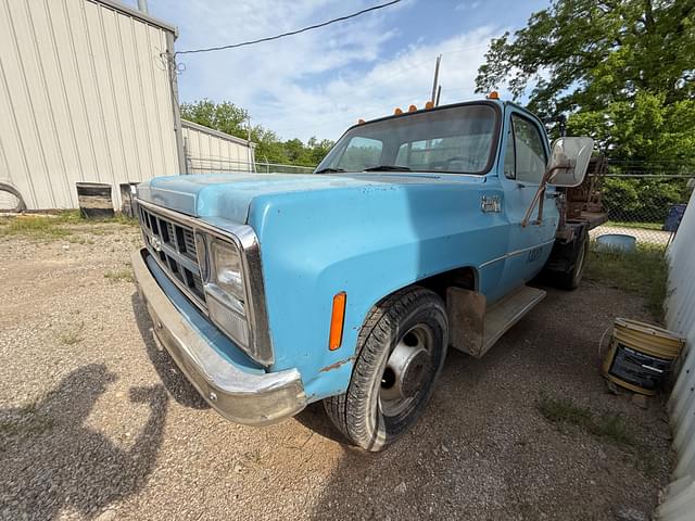 Image of GMC Sierra 35 equipment image 2