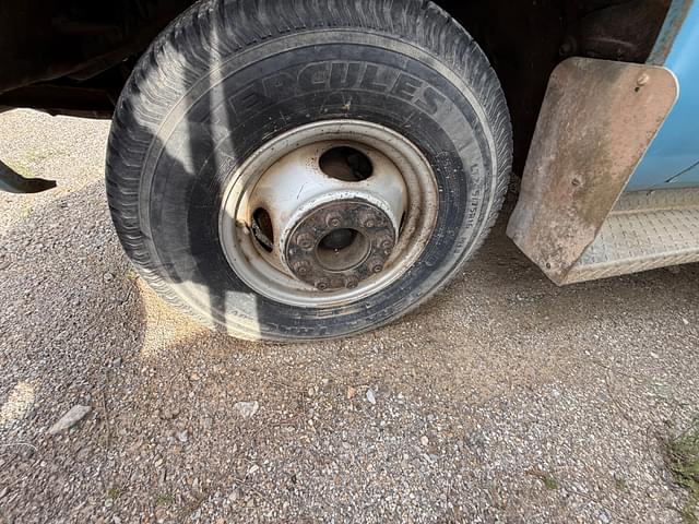 Image of GMC Sierra 35 equipment image 3