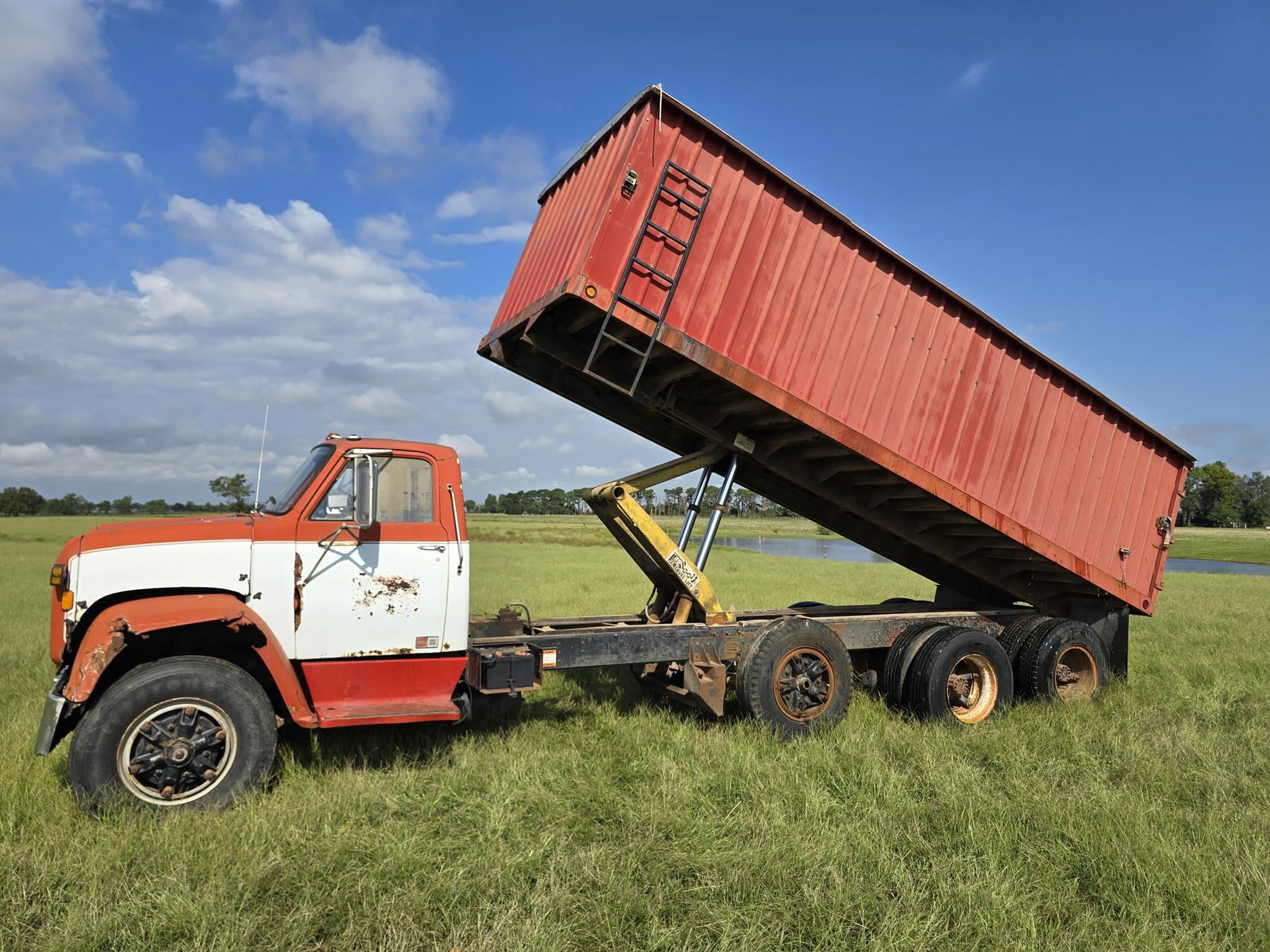 1980 GMC 8000 Equipment Image0