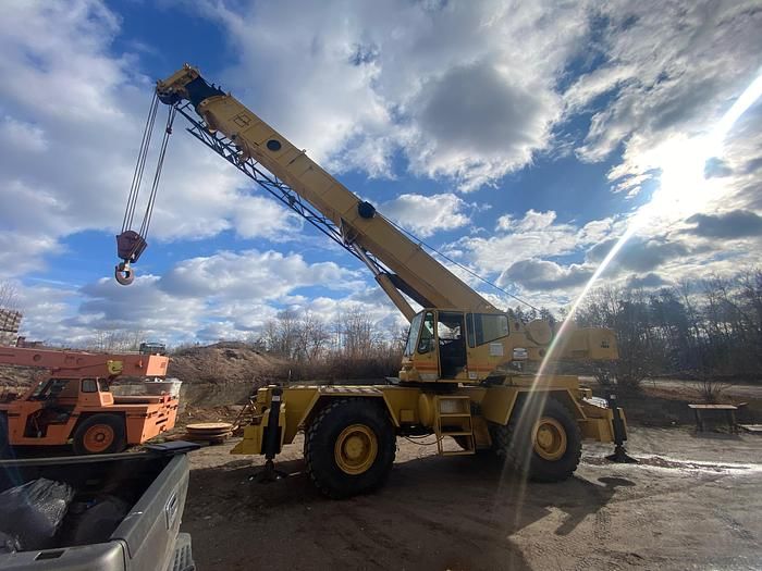 1980 Grove RT-740B Equipment Image0