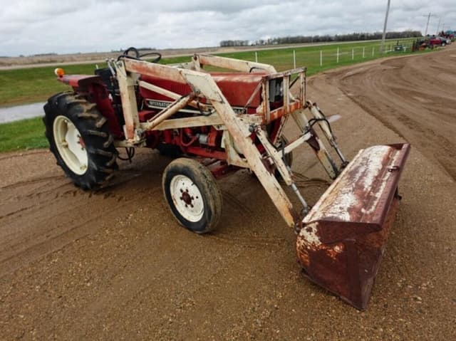 Image of International Harvester 284 equipment image 1