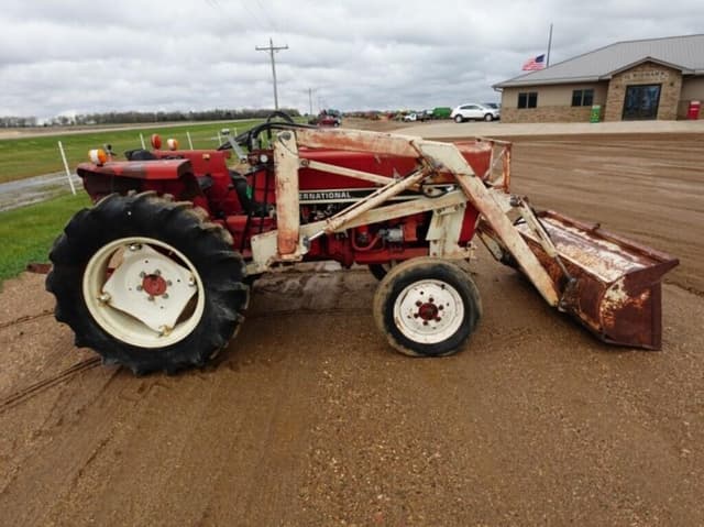 Image of International Harvester 284 equipment image 2