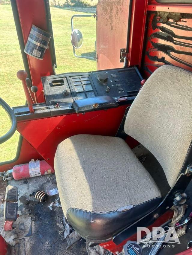 Image of International Harvester 1460 equipment image 4
