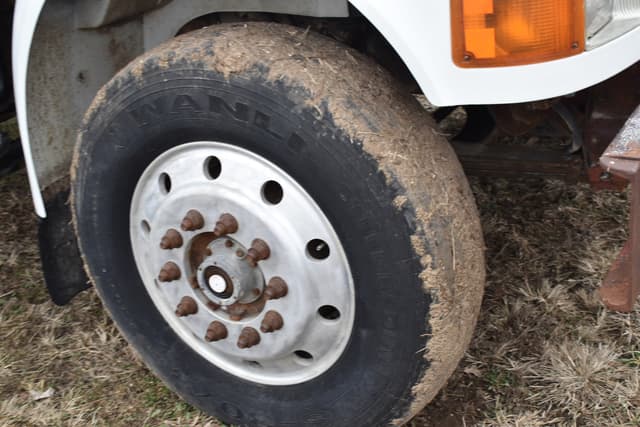 Image of International 8100 equipment image 4