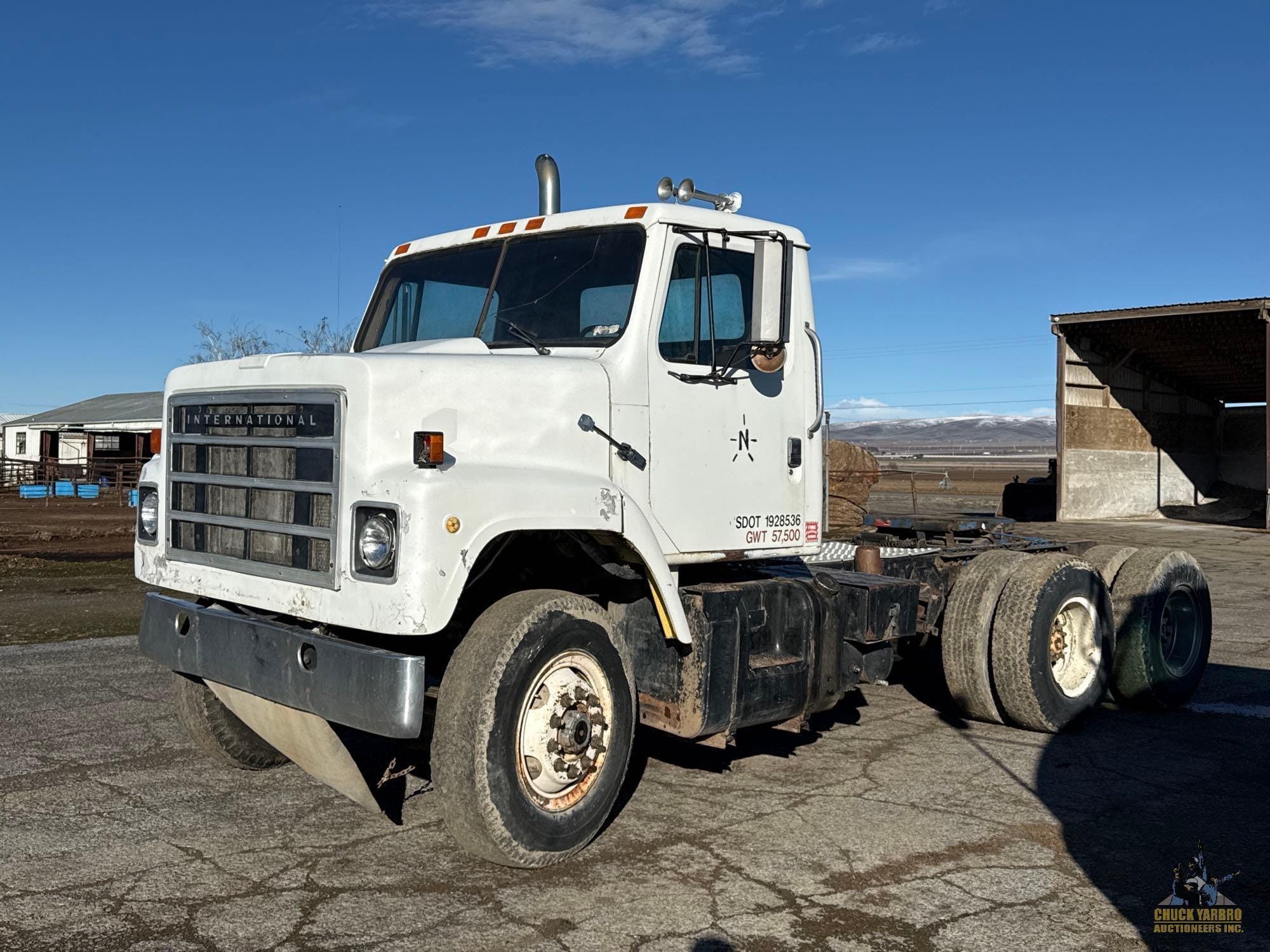 1980 International F-2275 Equipment Image0
