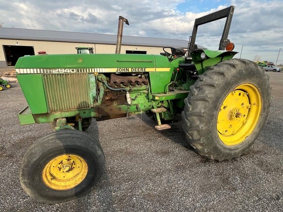 1980 John Deere 2940 Equipment Image0