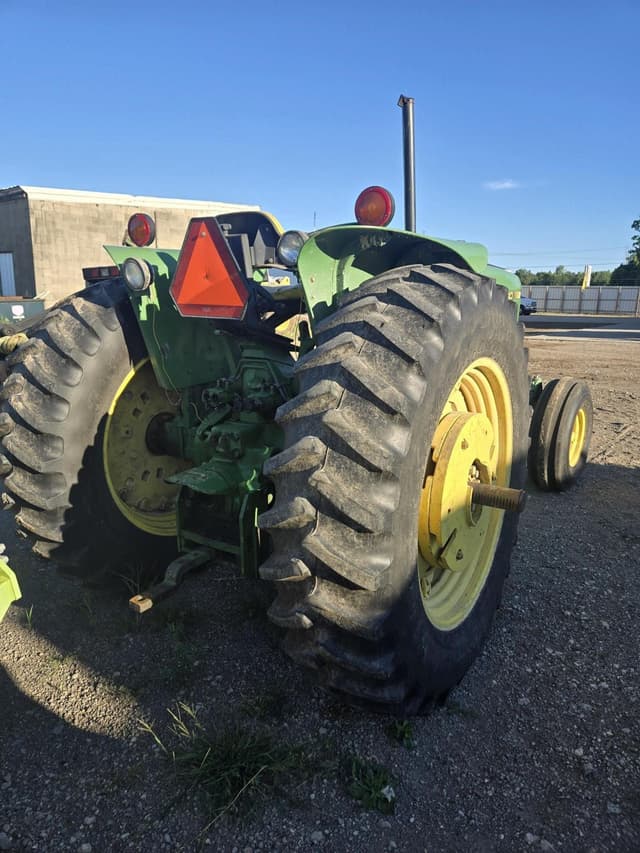 Image of John Deere 2940 equipment image 1