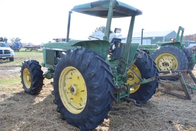 Image of John Deere 2940 equipment image 4