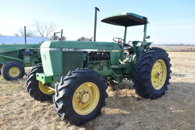 Image of John Deere 2940 equipment image 2