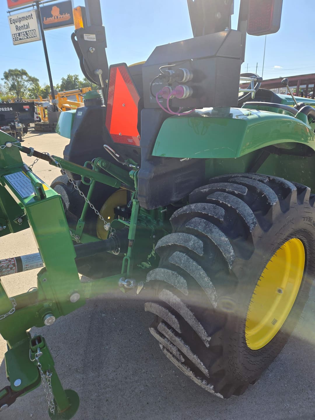 Image of John Deere 3043D Image 1