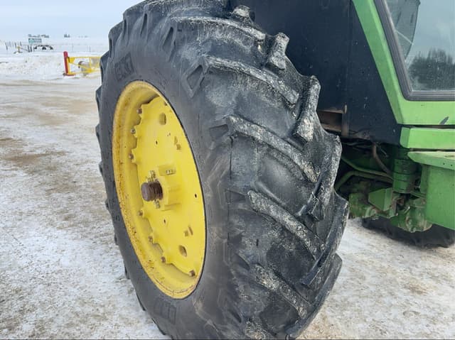 Image of John Deere 4240 equipment image 2