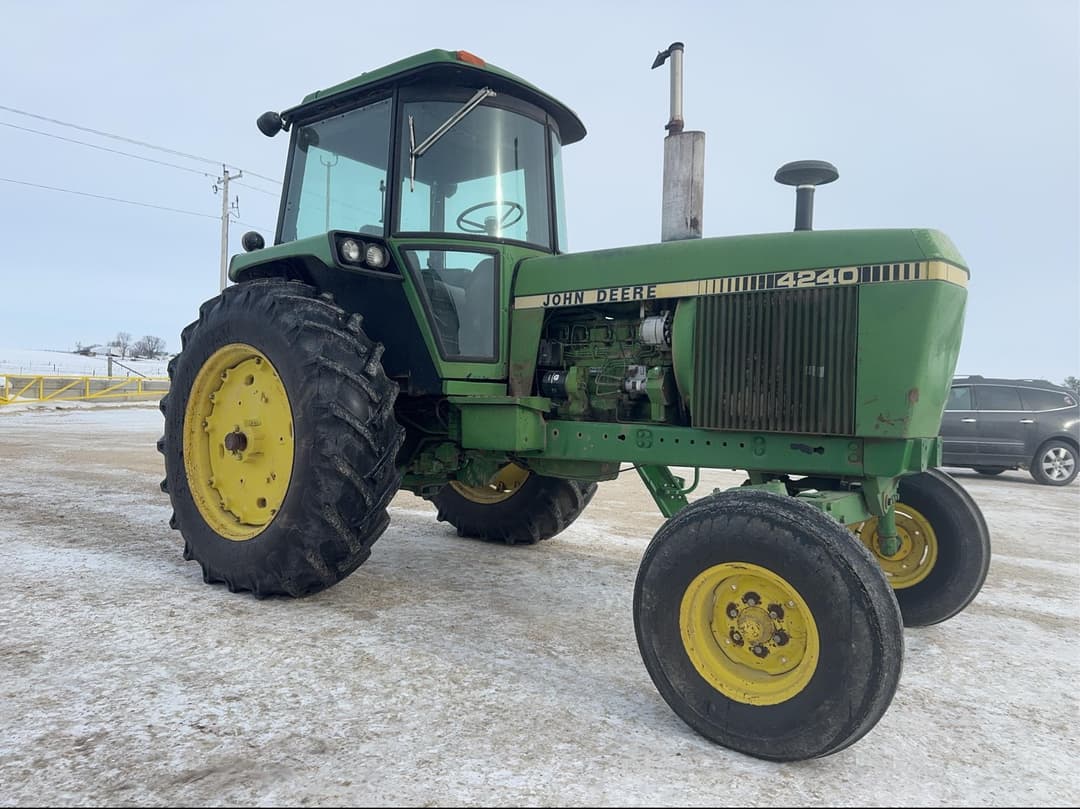 Image of John Deere 4240 Primary image