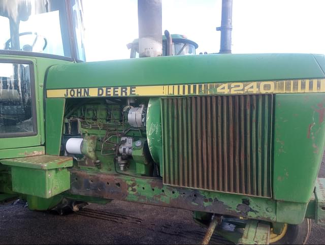 Image of John Deere 4240 equipment image 1