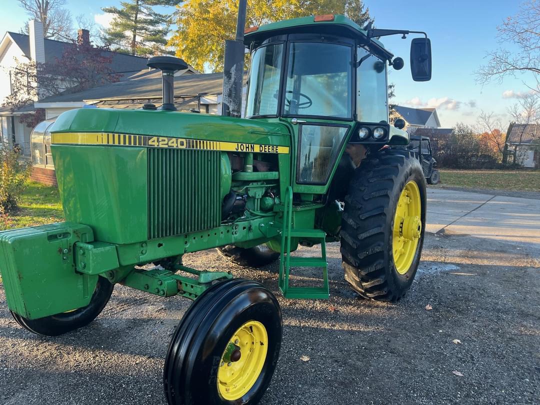 Image of John Deere 4240 Primary image