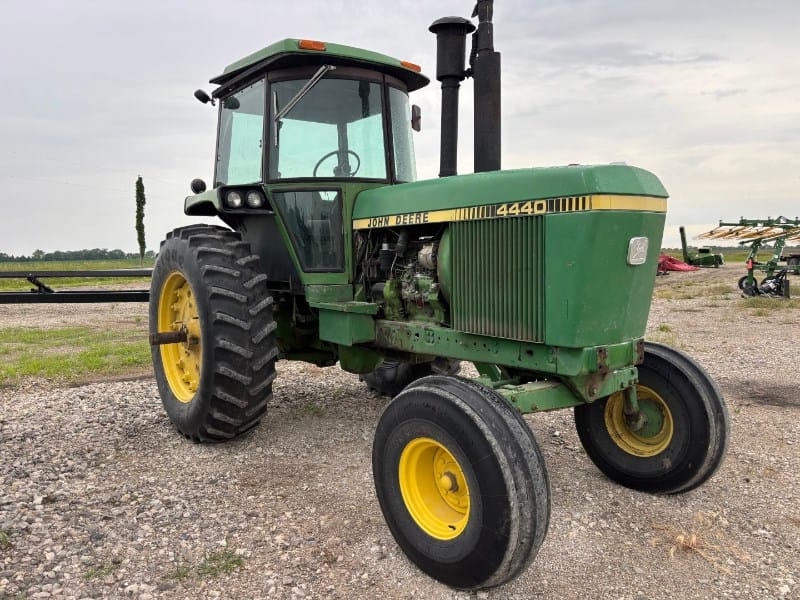 1980 John Deere 4440 Equipment Image0