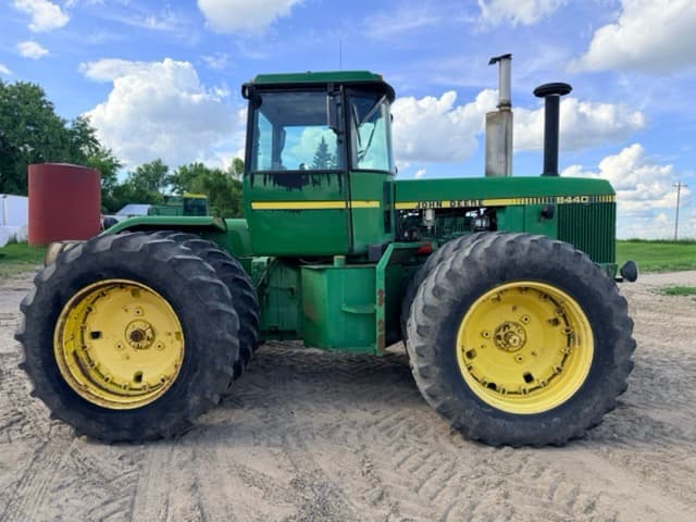 Image of John Deere 8440 equipment image 2
