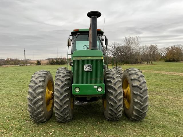 Image of John Deere 8440 equipment image 1