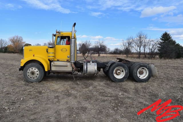 Image of Kenworth W900A equipment image 2