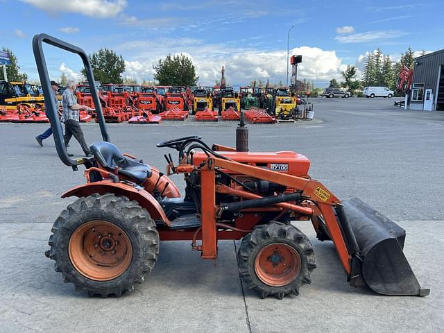 Image of Kubota B7100 equipment image 4