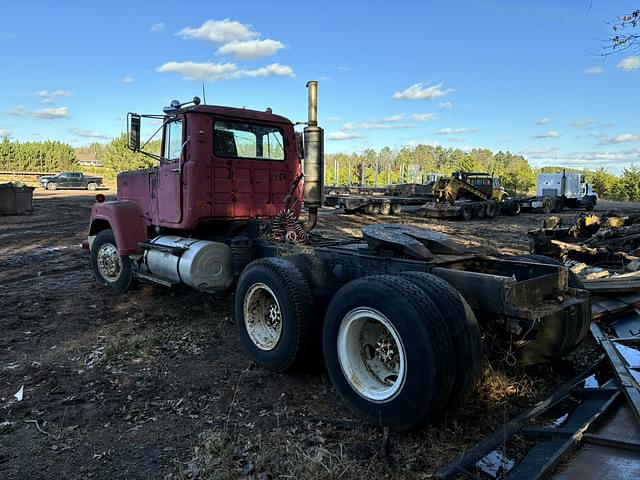 Image of Mack Super Liner equipment image 2