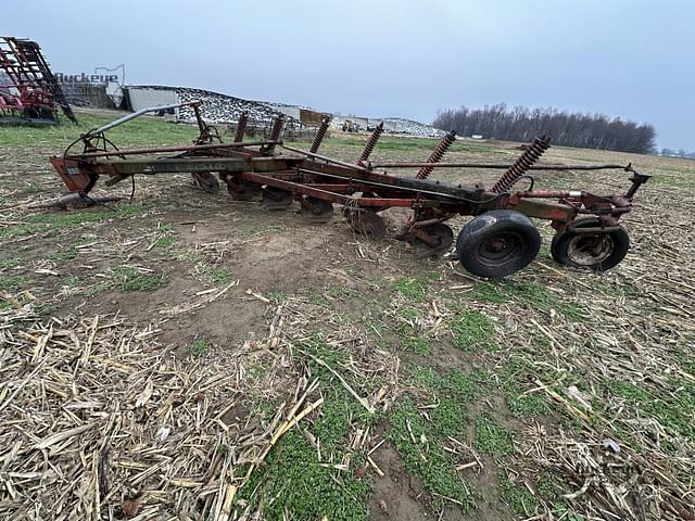 Image of Massey Ferguson 880 equipment image 1