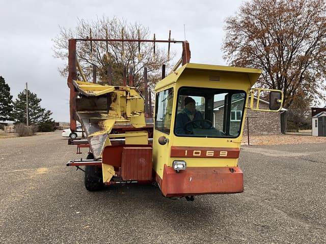 Image of New Holland 1069 equipment image 1