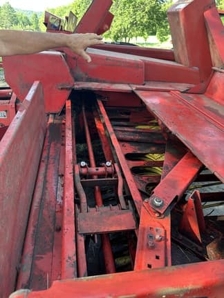 Image of New Holland 310 equipment image 4