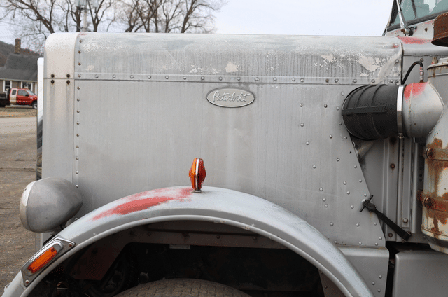 Image of Peterbilt 359 equipment image 2