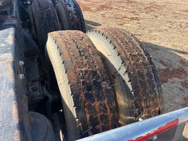 Image of Peterbilt 359 equipment image 4