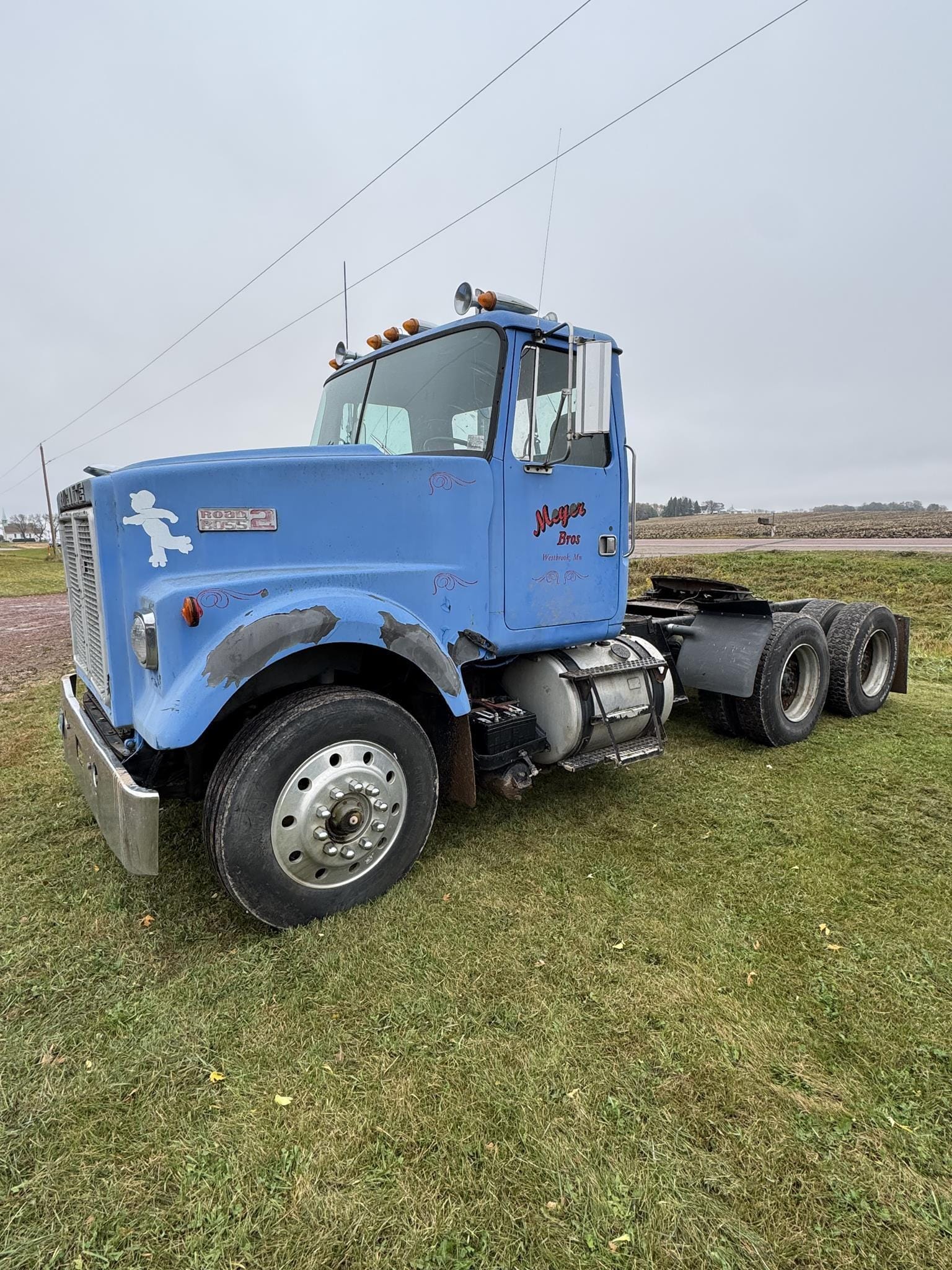 1980 White Road Boss 2 Equipment Image0