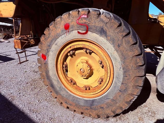 Image of Caterpillar 773B equipment image 4