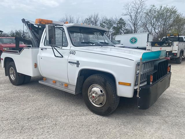 Image of Chevrolet 3500 equipment image 2