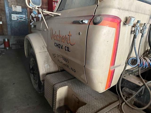 Image of Chevrolet C60 equipment image 1