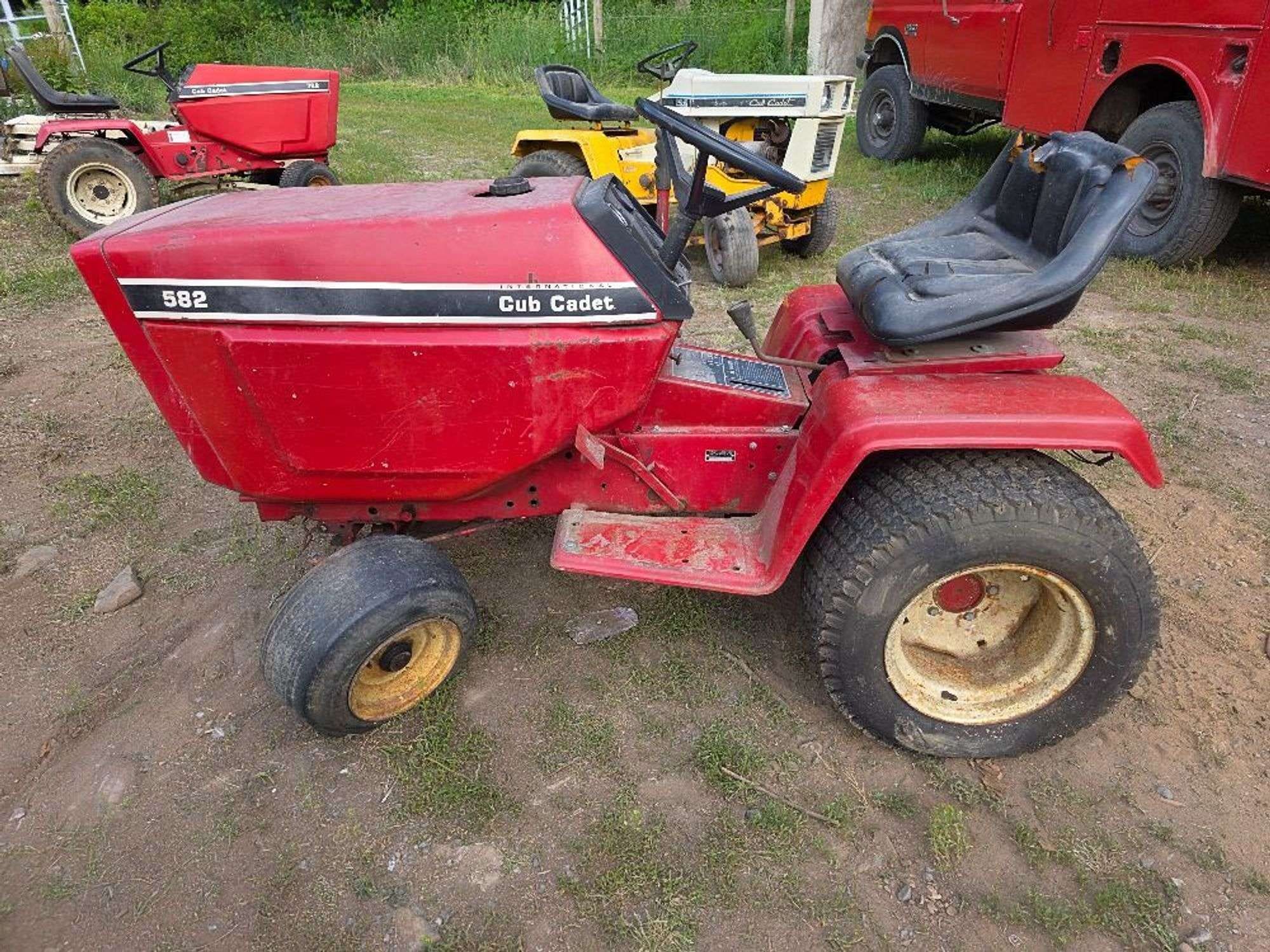 1981 Cub Cadet 582 Equipment Image0