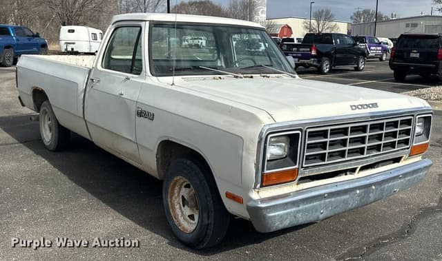 Image of Dodge D150 equipment image 2