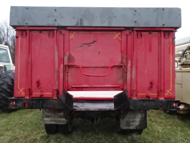 Image of Ford F-700 equipment image 2