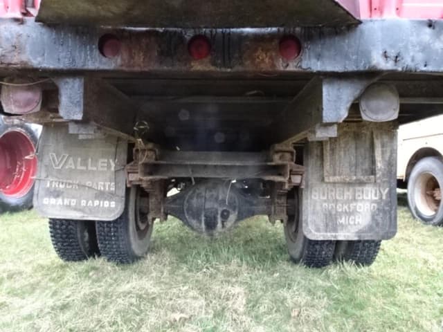 Image of Ford F-700 equipment image 3