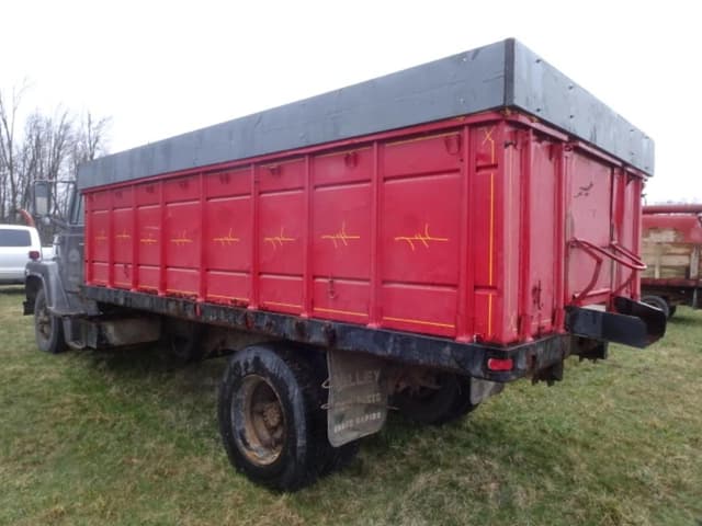 Image of Ford F-700 equipment image 1