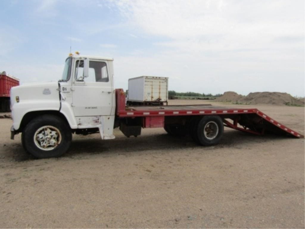1981 Ford 7000 Equipment Image0