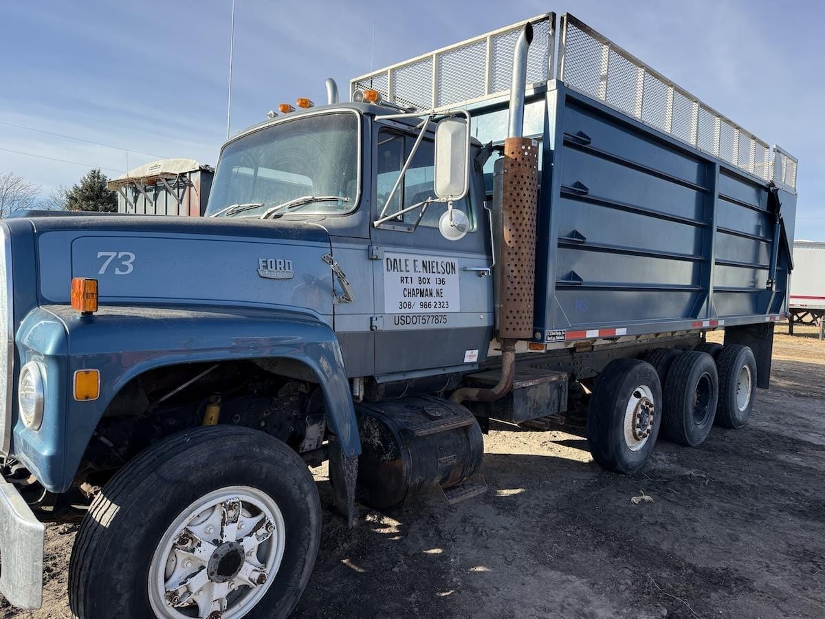 1981 Ford 8000 Equipment Image0