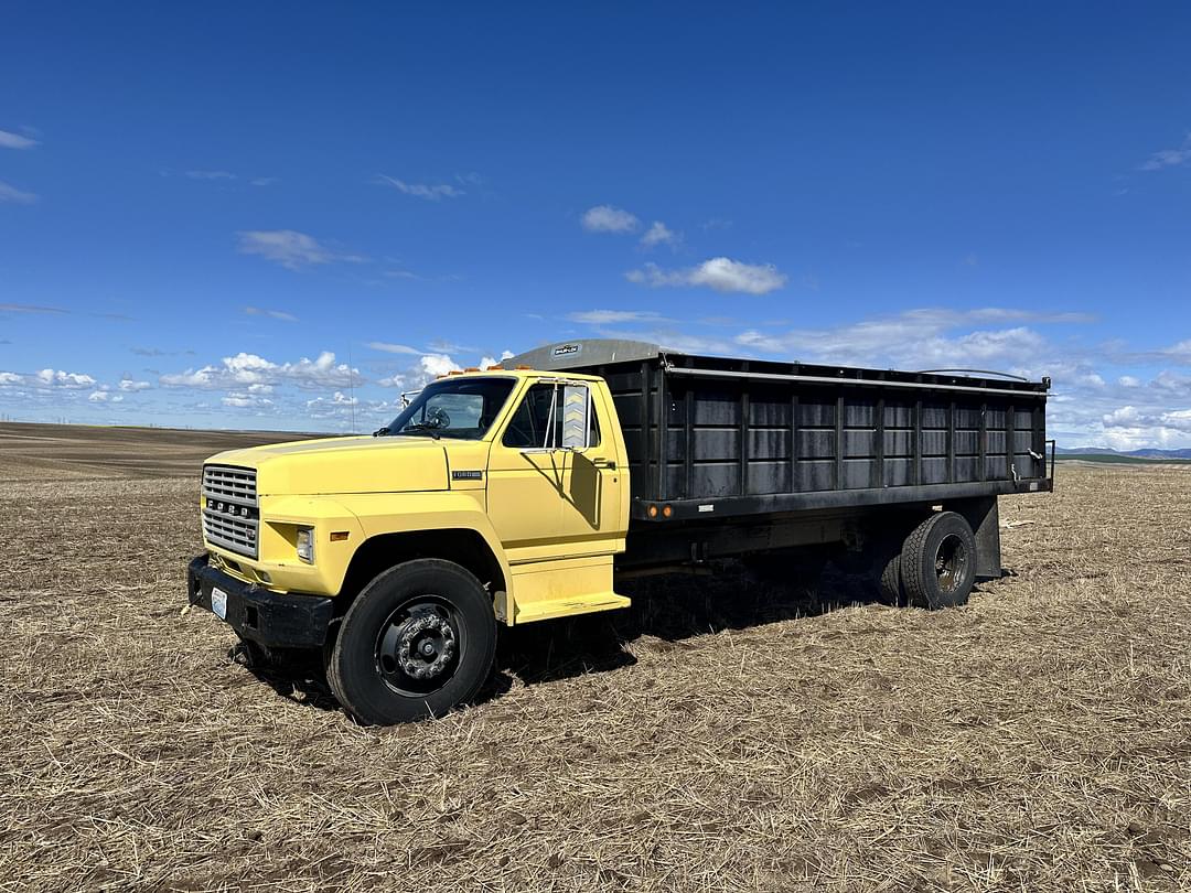 Image of Ford F-700 Primary image